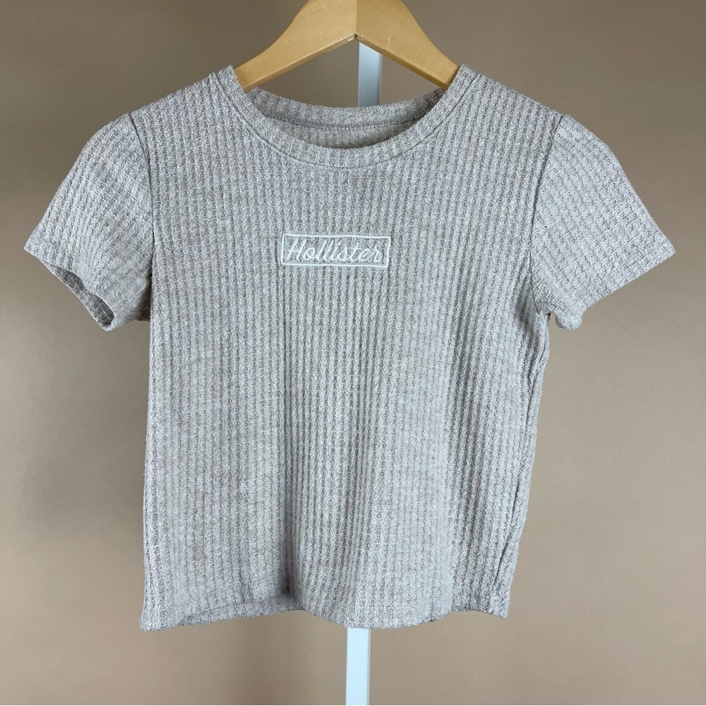 Hollister XS Y2K Waffle Knit Neutral Oatmeal Logo Crop Top Minimalist Beach Boho